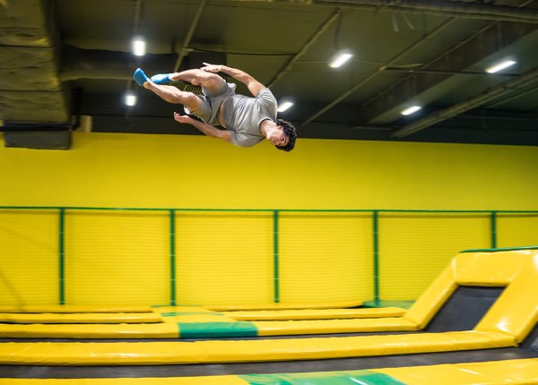 Quels facteurs considérer lors du choix d'un trampoline pour adulte et quels avantages peut-il offrir ?