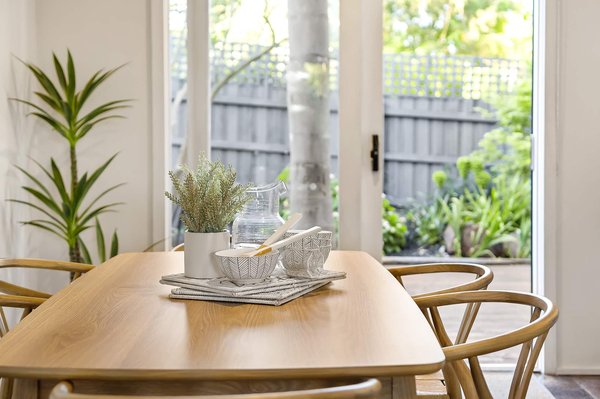 Comment trouver des chaises pour la table en bois ?